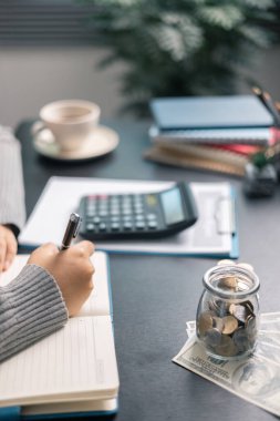 Finans bankası vergisi, muhasebe, bütçe, iş adamı hesap makinesi, hesap makinesi, hesap makinesi, hesap makinesi, grafik çizelgesi, ofis masası harcama analizi, tasarruf.