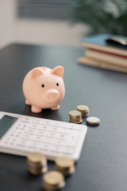 Finans bankası vergisi, muhasebe, bütçe, iş adamı hesap makinesi, hesap makinesi, hesap makinesi, hesap makinesi, grafik çizelgesi, ofis masası harcama analizi, tasarruf.