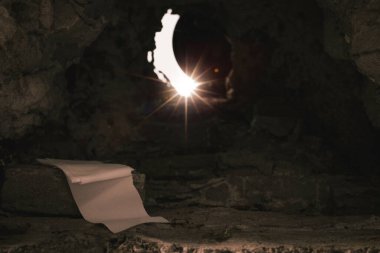 Paskalya dirilişi konsepti. İsa 'nın dirilişi. Işıklı İsa 'nın boş mezarı. Ölmek için doğdun, kalk. Kurtarıcı Mesih, kurtarıcı İncil mucizesi. Hristiyan dini. Burada değil. Dirildi.