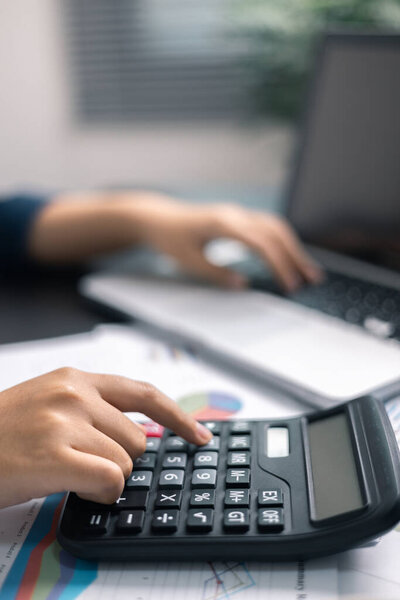 Финансовый банк Налоговые расходы Бухгалтерские расходы Бюджетные деньги бизнесмен рука об руку калькулятор Финансовый расчет бухгалтер закрыть калькулятор с диаграммы записи офиса бизнес-анализ экономии