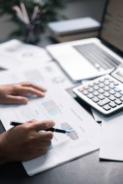 Finans bankası vergisi, muhasebe, bütçe, iş adamı hesap makinesi, hesap makinesi, hesap makinesi, hesap makinesi, grafik çizelgesi, ofis masası harcama analizi, tasarruf.