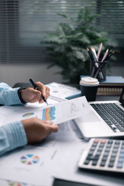 Finans bankası vergisi, muhasebe, bütçe, iş adamı hesap makinesi, hesap makinesi, hesap makinesi, hesap makinesi, grafik çizelgesi, ofis masası harcama analizi, tasarruf.