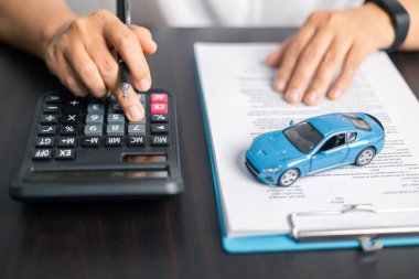 Finans bankası vergisi, muhasebe, bütçe, iş giderleri analizi için işadamı, araç tasarrufu, finansal hesaplama, muhasebe, hesap makinesini kapat, çizelge çizelgesi, ofis masası.