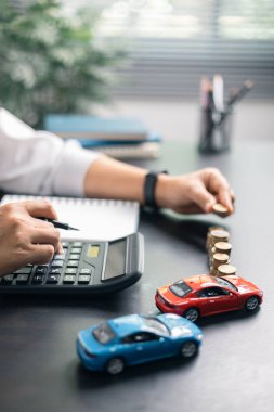 Finans bankası vergisi, muhasebe, bütçe, iş giderleri analizi için işadamı, araç tasarrufu, finansal hesaplama, muhasebe, hesap makinesini kapat, çizelge çizelgesi, ofis masası.