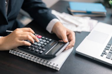 Finans bankası vergisi, muhasebe, bütçe, iş adamı hesap makinesi, hesap makinesi, hesap makinesi, hesap makinesi, grafik çizelgesi, ofis masası harcama analizi, tasarruf.