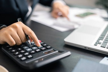 Finans bankası vergisi, muhasebe, bütçe, iş adamı hesap makinesi, hesap makinesi, hesap makinesi, hesap makinesi, grafik çizelgesi, ofis masası harcama analizi, tasarruf.