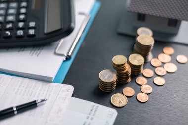 Finans bankası vergisi, muhasebe, bütçe, iş giderleri analizi için işadamı evi. Tasarruf için Finansal hesaplama, muhasebeci, hesap makinesini kapat. Grafik çizelgesi, el yazısı, ofis masası.