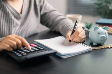 Finans bankası vergisi, muhasebe, bütçe, iş adamı hesap makinesi, hesap makinesi, hesap makinesi, hesap makinesi, grafik çizelgesi, ofis masası harcama analizi, tasarruf.