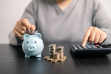 Finans bankası vergisi, muhasebe, bütçe, iş adamı hesap makinesi, hesap makinesi, hesap makinesi, hesap makinesi, grafik çizelgesi, ofis masası harcama analizi, tasarruf.