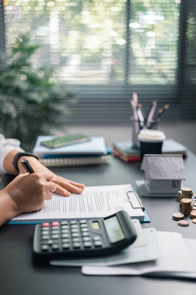 Финансовые банковские налоговые расходы Бухгалтерские расходы Бюджетные деньги Бизнесмен домой для анализа бизнес-расходов экономия использования Финансовый расчет бухгалтер закрыть калькулятор с графиком график ручной записи офиса