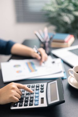 Finans bankası vergisi, muhasebe, bütçe, iş adamı hesap makinesi, hesap makinesi, hesap makinesi, hesap makinesi, grafik çizelgesi, ofis masası harcama analizi, tasarruf.