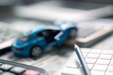 Finans bankası vergisi, muhasebe, bütçe, iş giderleri analizi için işadamı, araç tasarrufu, finansal hesaplama, muhasebe, hesap makinesini kapat, çizelge çizelgesi, ofis masası.
