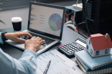 Finans bankası vergisi, muhasebe, bütçe, iş giderleri analizi için işadamı evi. Tasarruf için Finansal hesaplama, muhasebeci, hesap makinesini kapat. Grafik çizelgesi, el yazısı, ofis masası.