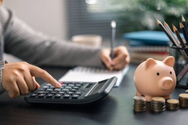 Finans bankası vergisi, muhasebe, bütçe, iş adamı hesap makinesi, hesap makinesi, hesap makinesi, hesap makinesi, grafik çizelgesi, ofis masası harcama analizi, tasarruf.