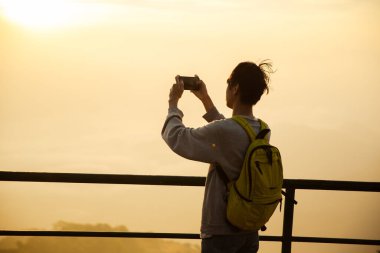Kameralı gezgin, sırt çantalı, doğa yürüyüşü, seyahat yaşam tarzı ve macera konsepti. Yeşil dağ turu, doğanın güzelliği ve turizmin geniş gökyüzü insanları için turistlere katılın.