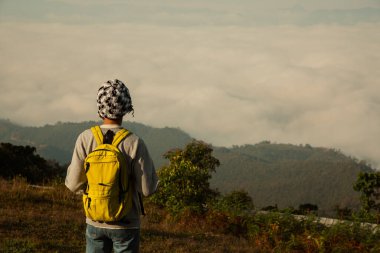 Kameralı gezgin, sırt çantalı, doğa yürüyüşü, seyahat yaşam tarzı ve macera konsepti. Yeşil dağ turu, doğanın güzelliği ve turizmin geniş gökyüzü insanları için turistlere katılın.