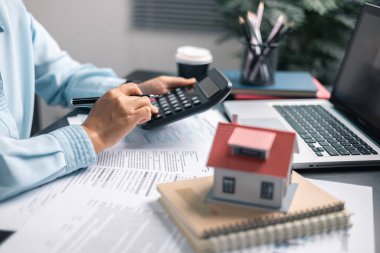 Finans bankası vergisi, muhasebe, bütçe, iş giderleri analizi için işadamı evi. Tasarruf için Finansal hesaplama, muhasebeci, hesap makinesini kapat. Grafik çizelgesi, el yazısı, ofis masası.
