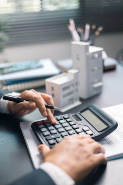 Finans bankası vergisi, muhasebe, bütçe, iş giderleri analizi için işadamı evi. Tasarruf için Finansal hesaplama, muhasebeci, hesap makinesini kapat. Grafik çizelgesi, el yazısı, ofis masası.