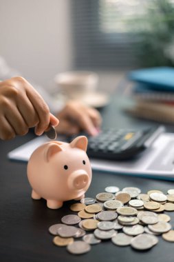 Finans bankası vergisi, muhasebe, bütçe, iş adamı hesap makinesi, hesap makinesi, hesap makinesi, hesap makinesi, grafik çizelgesi, ofis masası harcama analizi, tasarruf.