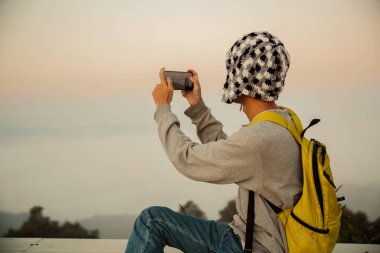 Kameralı gezgin, sırt çantalı, doğa yürüyüşü, seyahat yaşam tarzı ve macera konsepti. Yeşil dağ turu, doğanın güzelliği ve turizmin geniş gökyüzü insanları için turistlere katılın.