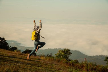 Kameralı gezgin, sırt çantalı, doğa yürüyüşü, seyahat yaşam tarzı ve macera konsepti. Yeşil dağ turu, doğanın güzelliği ve turizmin geniş gökyüzü insanları için turistlere katılın.