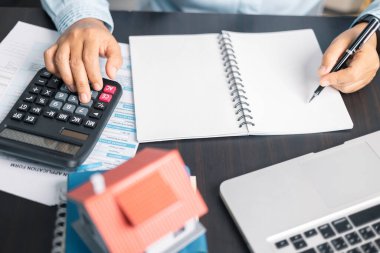 Finans bankası vergisi, muhasebe, bütçe, iş giderleri analizi için işadamı evi. Tasarruf için Finansal hesaplama, muhasebeci, hesap makinesini kapat. Grafik çizelgesi, el yazısı, ofis masası.