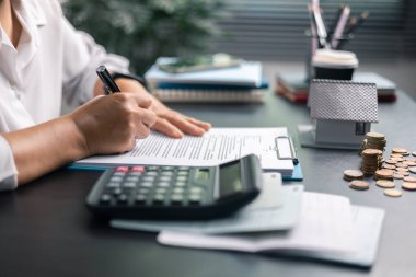 Finans bankası vergisi, muhasebe, bütçe, iş giderleri analizi için işadamı evi. Tasarruf için Finansal hesaplama, muhasebeci, hesap makinesini kapat. Grafik çizelgesi, el yazısı, ofis masası.