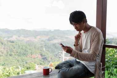 Gelecekteki uzaktan kumandalı işler teknolojiyi birleştirir. Akıllı telefon, yolculuk sırasında üretkenliği sağlar. Modern cihazlar harmanlanırken modern cihazlar.