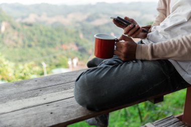 Gelecekteki uzaktan kumandalı işler teknolojiyi birleştirir. Akıllı telefon, yolculuk sırasında üretkenliği sağlar. Modern cihazlar harmanlanırken modern cihazlar.