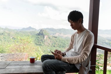 Gelecekteki uzaktan kumandalı işler teknolojiyi birleştirir. Akıllı telefon, yolculuk sırasında üretkenliği sağlar. Modern cihazlar harmanlanırken modern cihazlar.