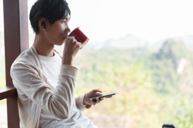 Gelecekteki uzaktan kumandalı işler teknolojiyi birleştirir. Akıllı telefon elektronik öğrenme verimliliğini sağlar. Seyahat sırasında modern cihazlar harmanlanır.