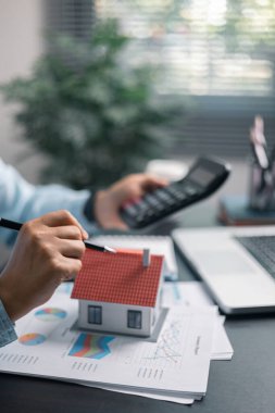 Finans bankası vergisi, muhasebe, bütçe, iş giderleri analizi için işadamı evi. Tasarruf için Finansal hesaplama, muhasebeci, hesap makinesini kapat. Grafik çizelgesi, el yazısı, ofis masası.