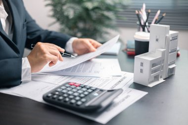 Finans bankası vergisi, muhasebe, bütçe, iş giderleri analizi için işadamı evi. Tasarruf için Finansal hesaplama, muhasebeci, hesap makinesini kapat. Grafik çizelgesi, el yazısı, ofis masası.