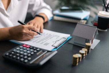 Finans bankası vergisi, muhasebe, bütçe, iş giderleri analizi için işadamı evi. Tasarruf için Finansal hesaplama, muhasebeci, hesap makinesini kapat. Grafik çizelgesi, el yazısı, ofis masası.