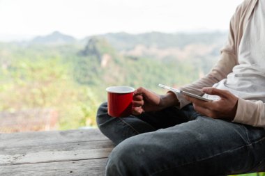 Gelecekteki uzaktan kumandalı işler teknolojiyi birleştirir. Akıllı telefon, yolculuk sırasında üretkenliği sağlar. Modern cihazlar harmanlanırken modern cihazlar.