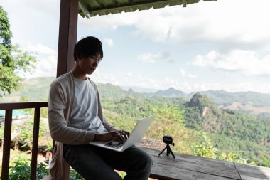 Gelecekteki uzaktan kumandalı işler teknolojiyi birleştirir. Akıllı telefon, yolculuk sırasında üretkenliği sağlar. Modern cihazlar harmanlanırken modern cihazlar.