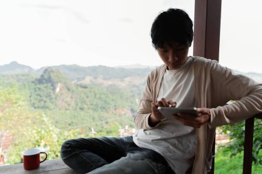 Gelecekteki uzaktan kumandalı işler teknolojiyi birleştirir. Akıllı telefon, yolculuk sırasında üretkenliği sağlar. Modern cihazlar harmanlanırken modern cihazlar.