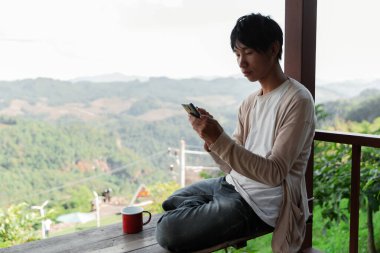 Gelecekteki uzaktan kumandalı işler teknolojiyi birleştirir. Akıllı telefon, yolculuk sırasında üretkenliği sağlar. Modern cihazlar harmanlanırken modern cihazlar.