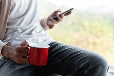 Gelecekteki uzaktan kumandalı işler teknolojiyi birleştirir. Akıllı telefon, yolculuk sırasında üretkenliği sağlar. Modern cihazlar harmanlanırken modern cihazlar.