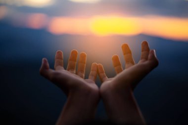 Hristiyanların elleri, Katolik kilisesinde kutsal İncil 'e ruhani inançla dua eder, dua eder, dua eder, dua eder, dua eder, dua eder, dua eder, dua eder, dua eder, dua eder, dua eder..