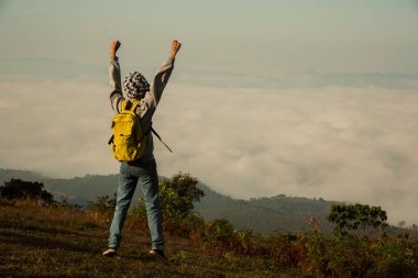 Kameralı gezgin, sırt çantalı, doğa yürüyüşü, seyahat yaşam tarzı ve macera konsepti. Yeşil dağ turu, doğanın güzelliği ve turizmin geniş gökyüzü insanları için turistlere katılın.
