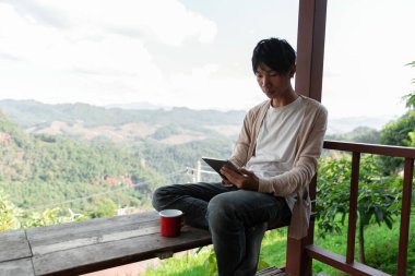 Gelecekteki uzaktan kumandalı işler teknolojiyi birleştirir. Akıllı telefon, yolculuk sırasında üretkenliği sağlar. Modern cihazlar harmanlanırken modern cihazlar.