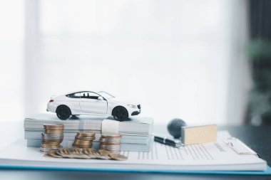 Araba anahtarı, lastik damga ve hesap makinesi konseptiyle onaylanmış araba kredisi başvurusu. Tahta masadaki mali belge. Araba almak için mal varlığı onaylı alışverişler. Araba satın alma listesi vergisi fikirleri