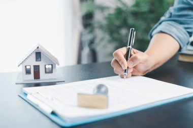 İş kadını el damgası finansal işletme onaylı belge kağıdını onaylıyor. Erkek eli, izin sözleşmesini kabul eder. Komisyoncu yönetici sözleşme banka teminatı onaylı pul başvuru formu imzaladı