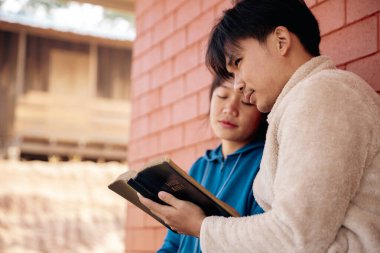 Hristiyanlık, Tanrı 'ya yaklaş kutsal İncil, kutsal el, katolik kilise dini, dua et, merhamet dile, İsa' ya dua et, Hristiyanlık, Hristiyanlık, Hristiyan papazlarına merhamet et, cömert fedakârlıklar yap, yeryüzü insanına dua et.