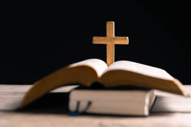 Dini inanç kavramı Hristiyan kilise ayinini kapat kutsal haç kutsal haç gücü bulanık arkaplan masası boşluğu kopyala Tanrı 'nın katolik inancı İsa' ya dua et İncil sembollerine