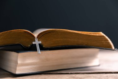 Dini inanç kavramı Hristiyan kilise ayinini kapat kutsal haç kutsal haç gücü bulanık arkaplan masası boşluğu kopyala Tanrı 'nın katolik inancı İsa' ya dua et İncil sembollerine