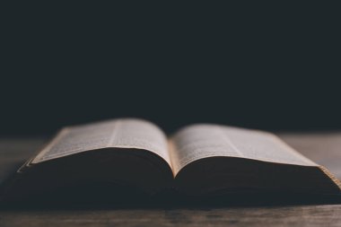 Dini inanç kavramı Hristiyan kilise ayinini kapat kutsal haç kutsal haç gücü bulanık arkaplan masası boşluğu kopyala Tanrı 'nın katolik inancı İsa' ya dua et İncil sembollerine