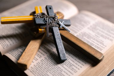 Dini inanç kavramı Hristiyan kilise ayinini kapat kutsal haç kutsal haç gücü bulanık arkaplan masası boşluğu kopyala Tanrı 'nın katolik inancı İsa' ya dua et İncil sembollerine