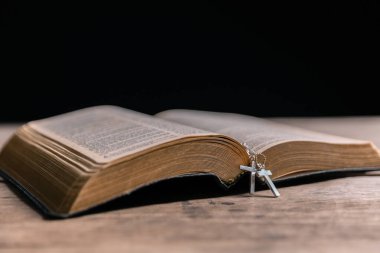 Dini inanç kavramı Hristiyan kilise ayinini kapat kutsal haç kutsal haç gücü bulanık arkaplan masası boşluğu kopyala Tanrı 'nın katolik inancı İsa' ya dua et İncil sembollerine
